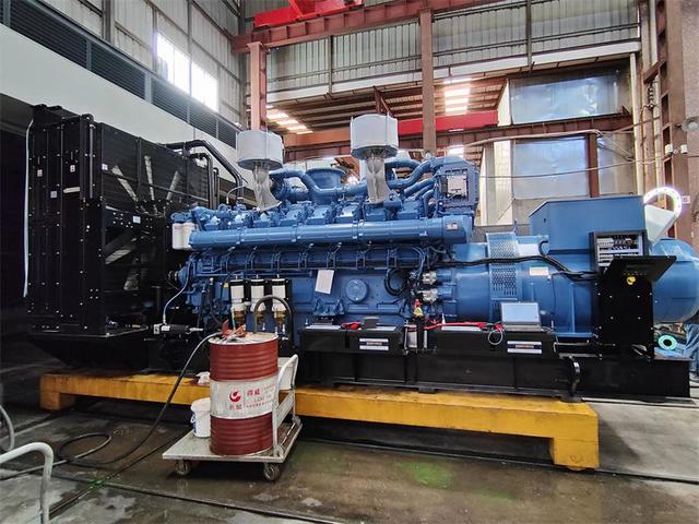 柴油發(fā)電機組輸出電壓時高時低怎樣解決？